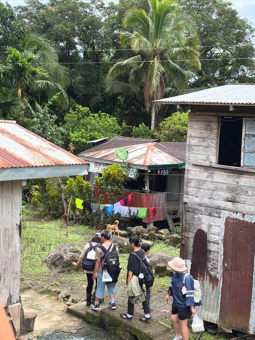 團隊走訪當地居民傳統的高架屋bale圖片