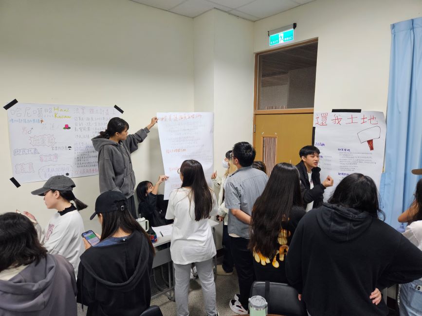 行政學｜以民族發展政策議題模擬研討會海報發表區的報告與提問