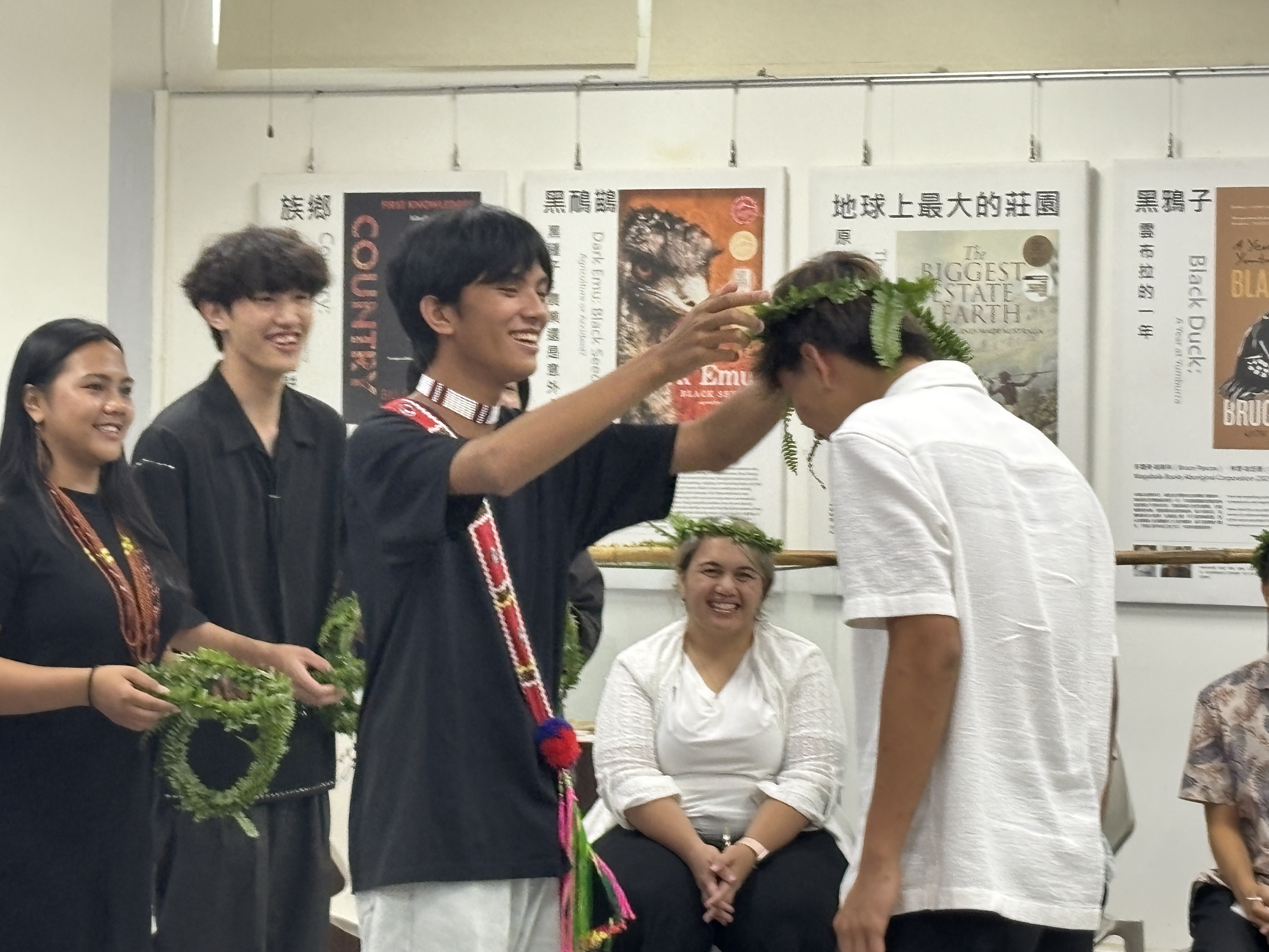 發社系學生為PAAC師生戴上排灣族花環（Lakaraw），表達對友人誠摯地歡迎與對話的期待