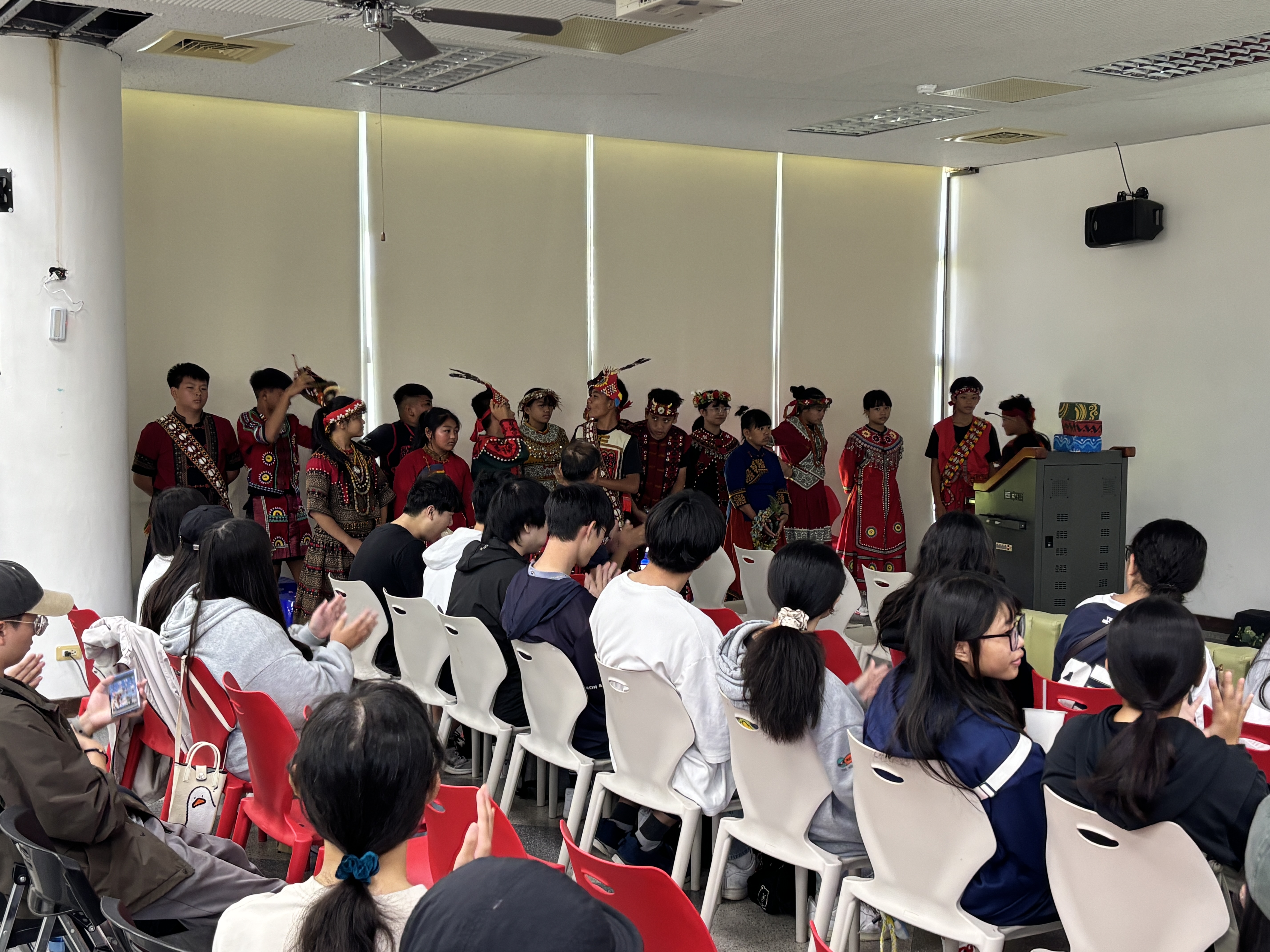 屏東縣石門國小師生到校與發社系師生分享專題學習成果